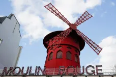 V Paříži se zřítila křídla mlýna na kabaretu Moulin Rouge