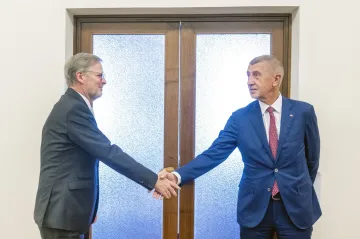 Situaci, kdy má Česko dva premiéry, ústava přímo neřeší