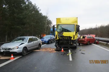 Nehody zastavily dálnice D10, D1, průjezdná je opět i D8. Zima o sobě ještě dává vědět