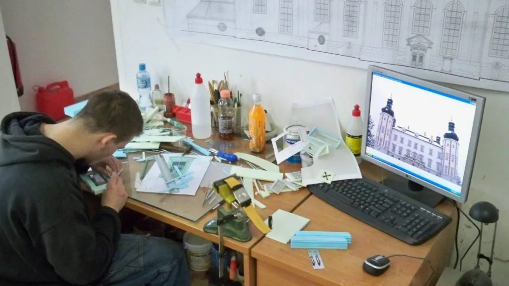 Polští modeláři stavějí miniaturu zámku ve Vrchlabí