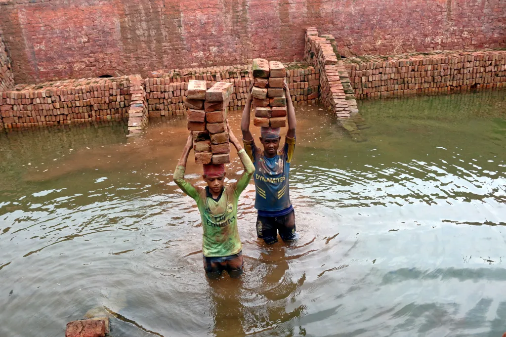 Cihláři z bangladéšského Savaru zachraňují během záplav nevypálené cihly, které by se ve vodě rychle rozpadly