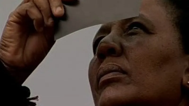 Žena pozoruje zatmění slunce