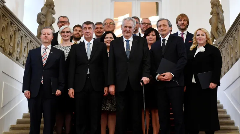Oficiální snímek nové vlády s prezidentem