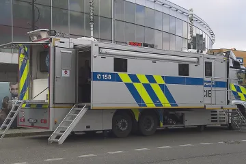 Policie se chystá na hokej, očekává mnoho falešných vstupenek. Kdo naletí, může se obrátit na mobilní stanici