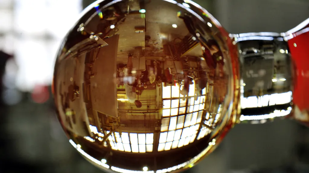 Výroba křišťálových globů pro karlovarský filmový festival