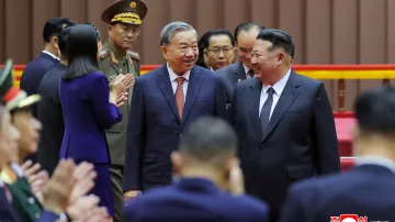 Severokorejský vůdce Kim Čong-un a generální tajemník Komunistické strany Vietnamu To Lam během oslav 80. výročí založení vládnoucí Korejské strany práce