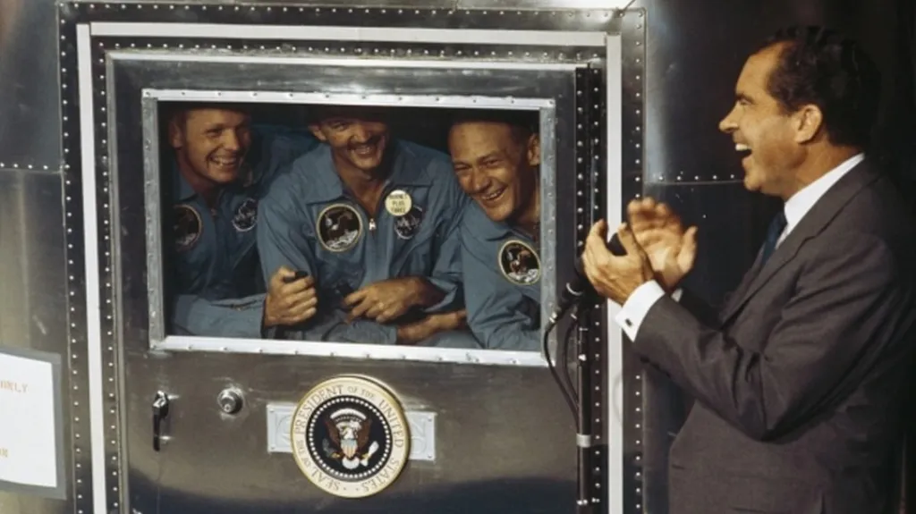 1969: Nixon vítá posádku Apolla 11 po návratu z Měsíce