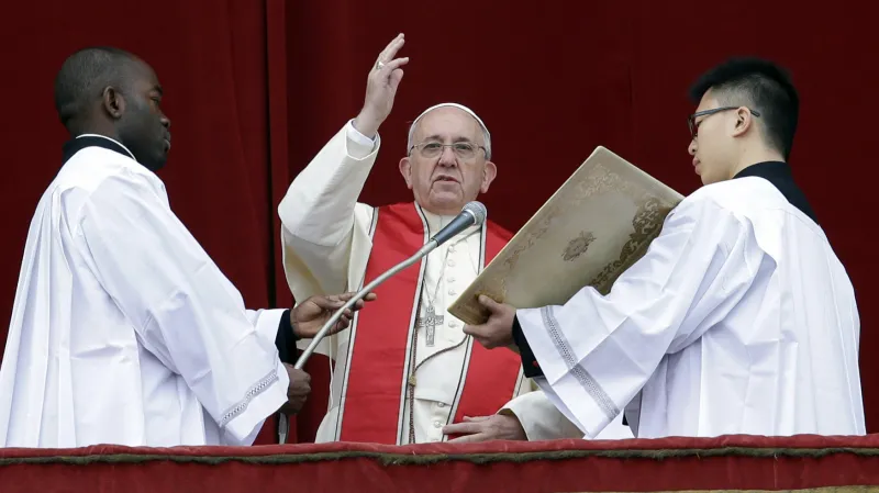 V přímém přenosu si diváci mohou poslechnout půlnoční mši z baziliky Nanebevzetí Panny Marie na Strahově. Živě ČT také zprostředkuje Urbi et Orbi, požehnání papeže ze svatopetrské katedrály ve Vatikánu.