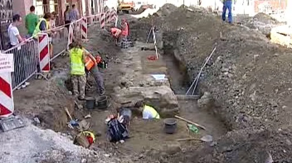 Archeologové objevili středověkou bránu
