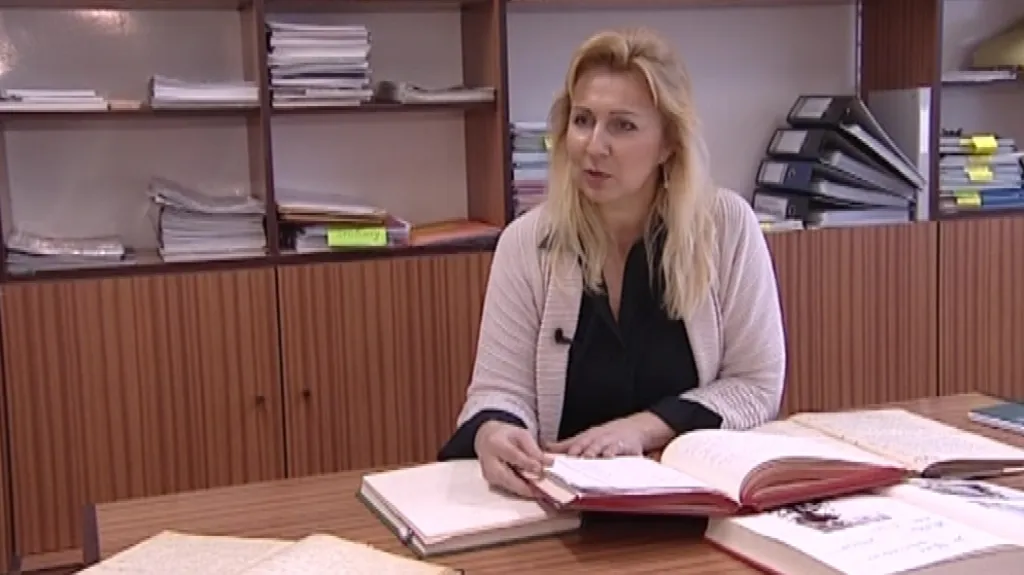 Starostka Sudic Olga Dočkalová nad kronikou