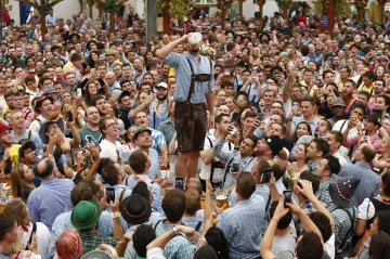 Je tady Oktoberfest. Chmury a napětí chce alespoň na čas rozředit v pivu