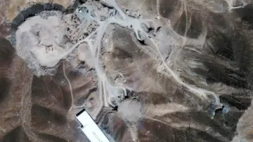 Satelitní snímek stavby zařízení na obohacování uranu