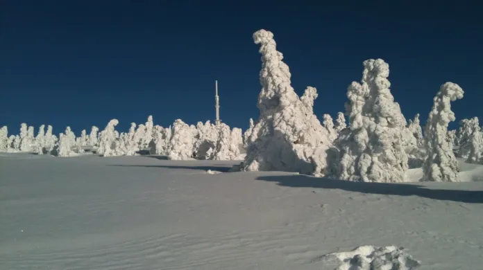 Procházka na Praděd v neděli 29.1.2012, nádherný výhled za inverzního počasí, zmrzlé stromy připomínající pohádkové postavičky a na vrcholku zmrzlý "nanuk" ve tvaru vysílače. Prostě nádherný den a ideální způsob, jak se "dobít" energií po pracovním týdnu.