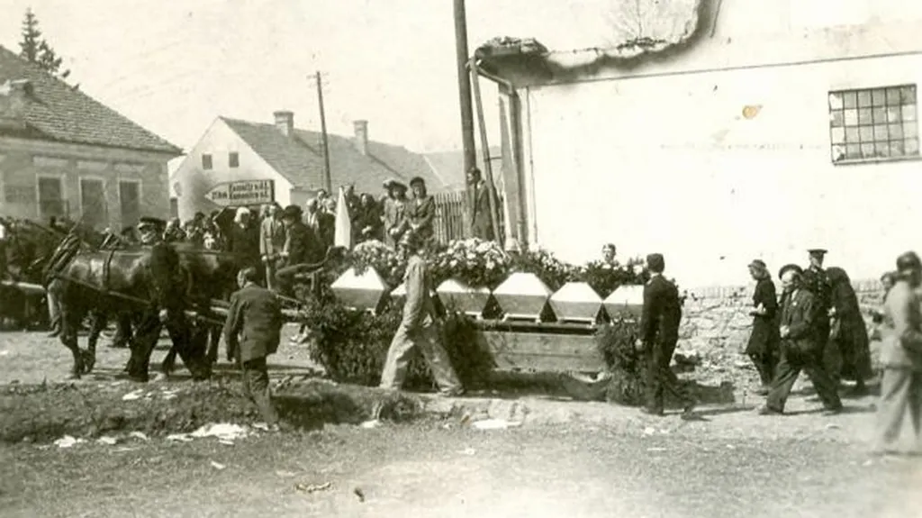 Pohřeb zavražděných obyvatel Leskovic