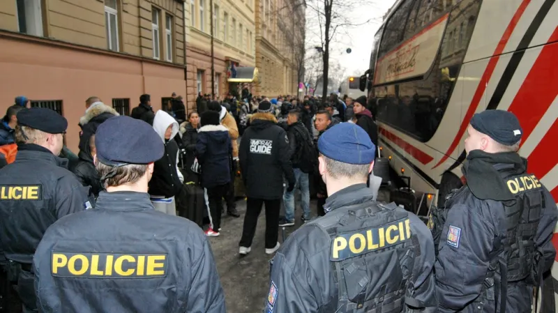 Policie přihlíží odjezdu skupiny Dánů z pražského hotelu