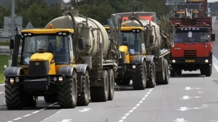Desítky nákladních aut, traktorů s přívěsy, zemědělská technika a kolem stovky osobních aut blokovaly 29. června na čtyřech místech v Jihomoravském kraji silnice.
