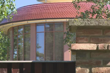 Podnikatel Holeček ve sporu s Pardubicemi. Plot jeho kontroverzní vily je na pozemku města 