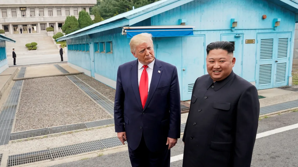 Donald Trump a Kim Čong-un v demilitarizovaném pásmu