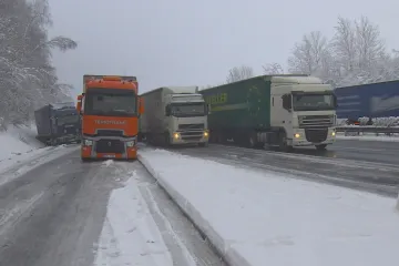 Dopravní zima začala. Silničáři zbrojí sypače, u D1 vznikla nouzová plocha pro kamiony