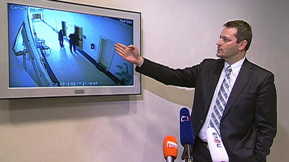 Vlastimil Rampula pouští novinářům videonahrávku