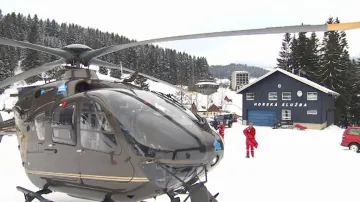 Vrtulník Horské služby po pádu laviny
