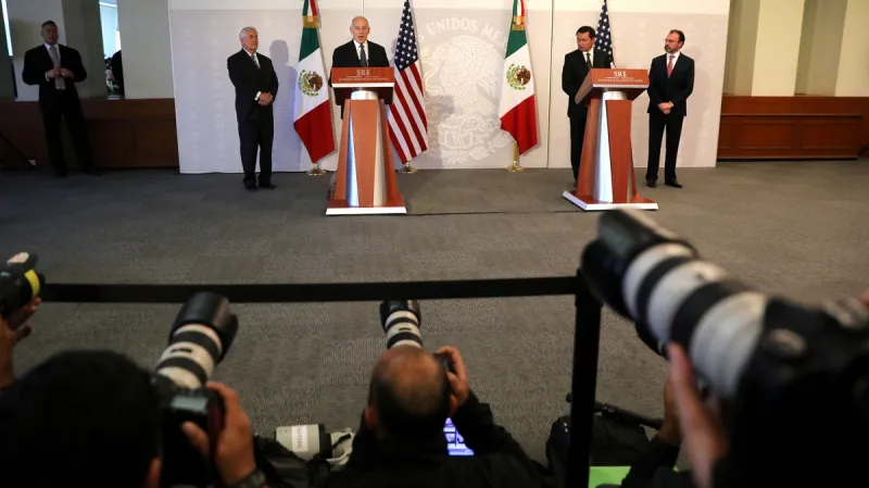 Ministři promlouvají před novináři