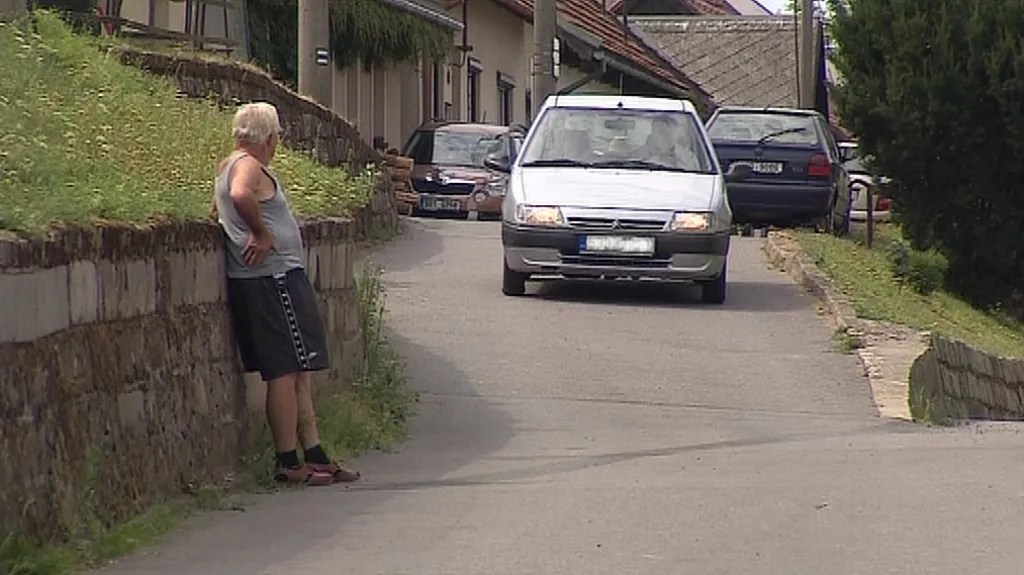 Úzkou silnicí do Lhoty velký autobus neprojede