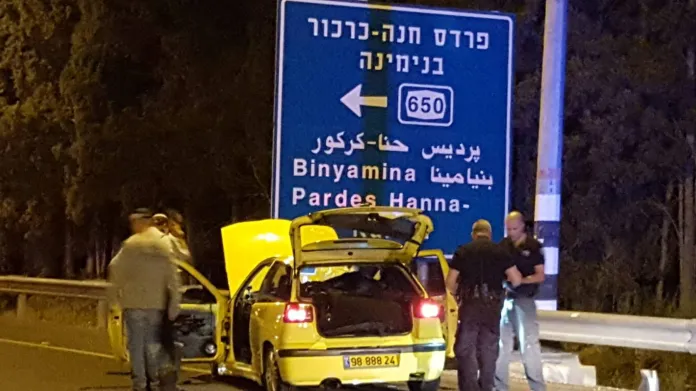 Izraelská policie zkoumá vůz, jímž Palestinec najel u Hadery do lidí čekajících na autobus