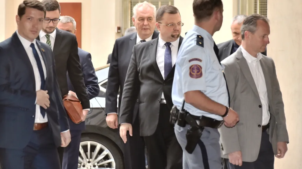 Miloš Zeman přijíždí k pražskému obvodnímu soudu