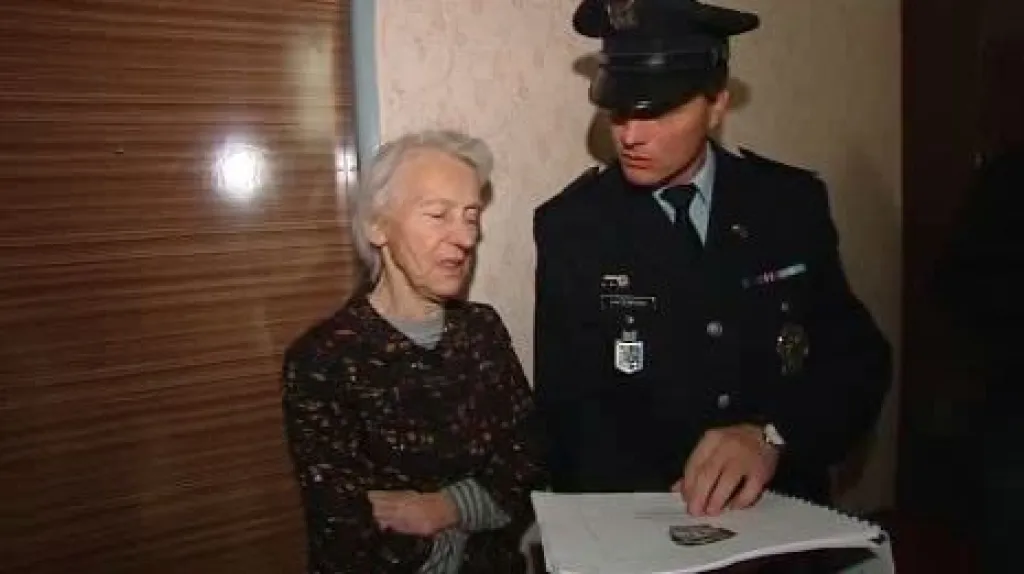 Policista ukazuje poškozené vytipované podezřelé osoby