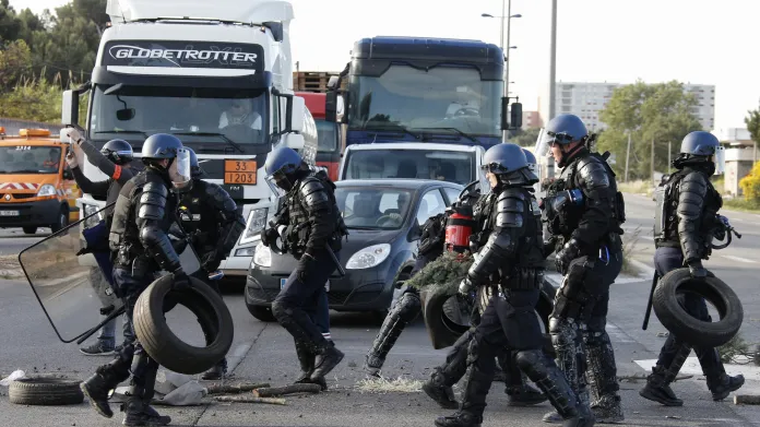 Policie na místě protestu ve Fos-sur-Mer