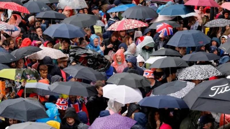 Ani špatné počasí neodradilo fanoušky čekající na královské procesí,  Autor: Piroschka van de Wouw,  Zdroj: Reuters