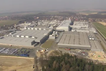 Chybí zaměstnanci, lékaři i byty. Automobilka Škoda v Kvasinách ovlivňuje celý region