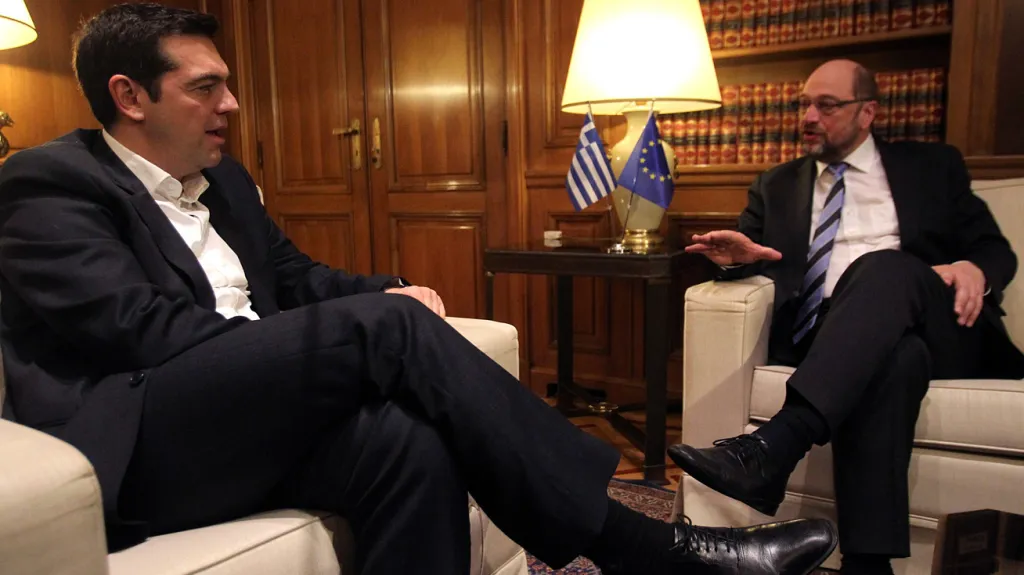 Řecký premiér Tsipras a šéf EP Schulz (vpravo)
