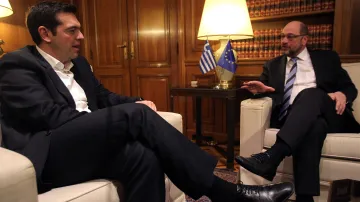 Řecký premiér Tsipras a šéf EP Schulz (vpravo)