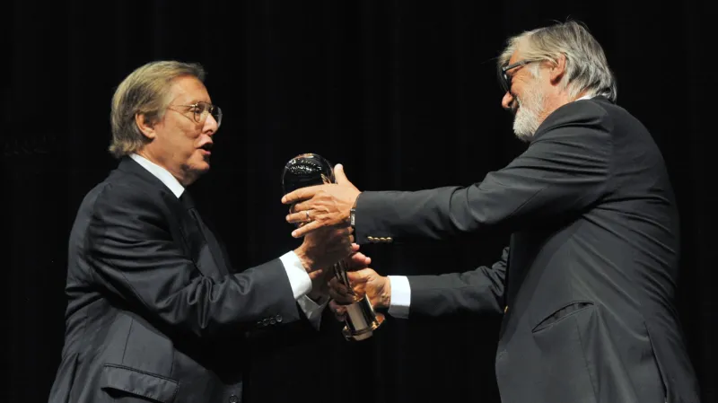 49. MFF Karlovy Vary: prezident festivalu Jiří Bartoška předává Křišťálový glóbus za přínos kinematografii Williamu Friedkinovi