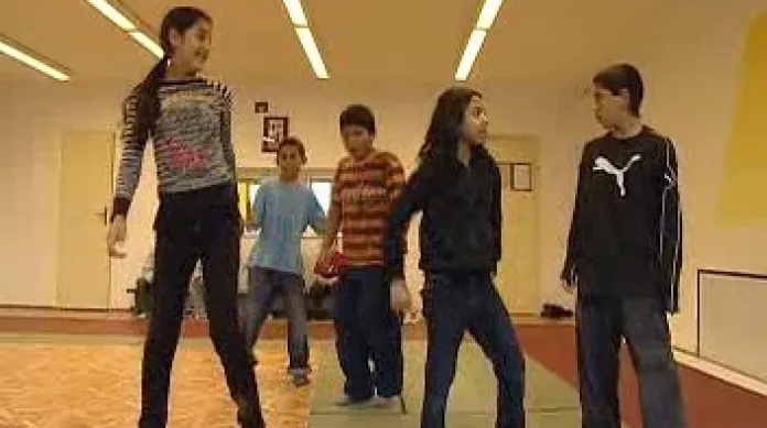 V nízkoprahovém centru pro děti a mládež Erko, které provozuje oblastní charita Jihlava, se děti převážně z rómské menšiny mohou místo nudy na ulici doučovat, hrát si, tancovat.