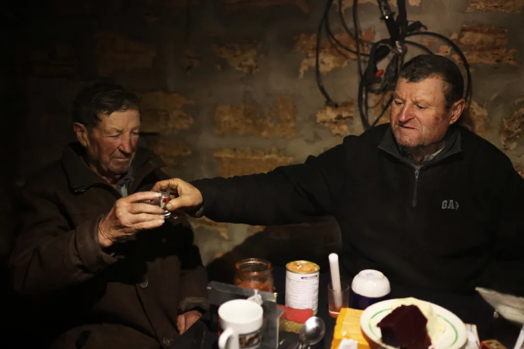 Bratři Stepan a Volodymyr si připijejí horilkou, ukrajinskou pálenkou. Jsou ve sklepě, ve kterém Stepan se svou manželkou žijí od té doby, co byl jejich dům zničen během ruské okupace