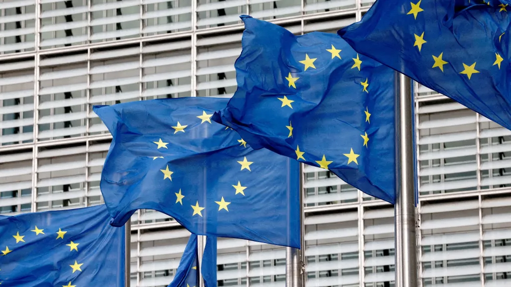 Vlajky EU před sídlem Evropské komise v Bruselu