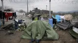 Stany běženců těsně u ostnatého drátu přísně hlídané makedonsko-řecké hranice