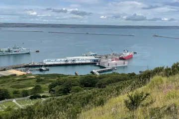 Británie chce žadatele o azyl umístit i na plovoucí ubytovnu