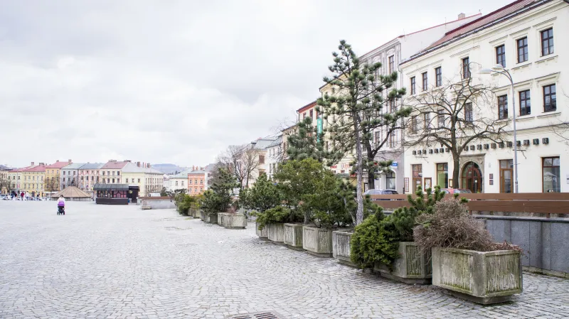 Betonové květináče na Masarykové náměstí