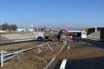 Pomaleji a jen jedním pruhem. Opravy na D3 po nehodě potrvají dny