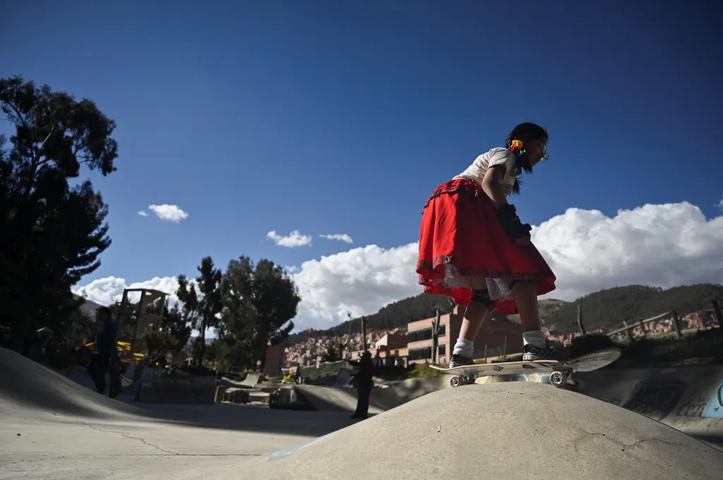 Bolivijské „cholitas“ předvádí své schopnosti na skateboardu