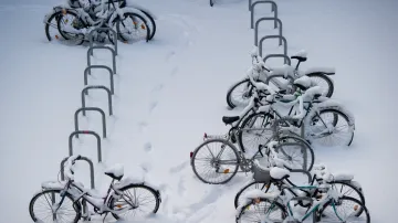 Zasněžená jízdní kola v centru Berlína