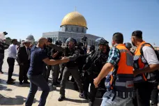 Na Chrámové hoře se střetli Palestinci s izraelskými policisty. Nejméně osmnáct zraněných