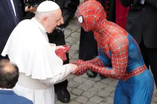 Týden obrazem: Papež se setkal se Spidermanem, mumie v tomografu a pandí mládě