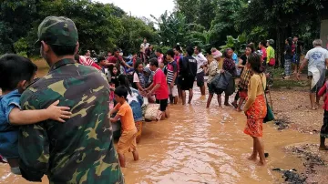 Evakuace vesničanů v Laosu