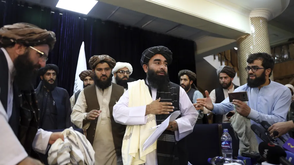 Mluvčí Talibanu Zabíhulláh Mudžáhid při tiskové konferenci