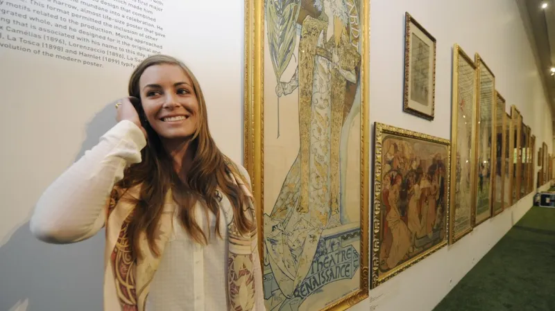 Marika Lendlová před Muchovými díly ze sbírky jejího otce Ivana Lendla